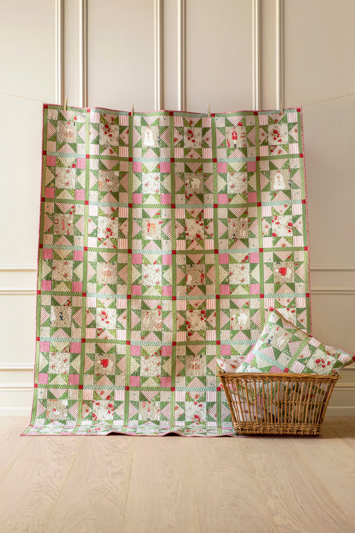 TILDA - Merry Little Christmas - Star Quilt Kit - Green OR Red